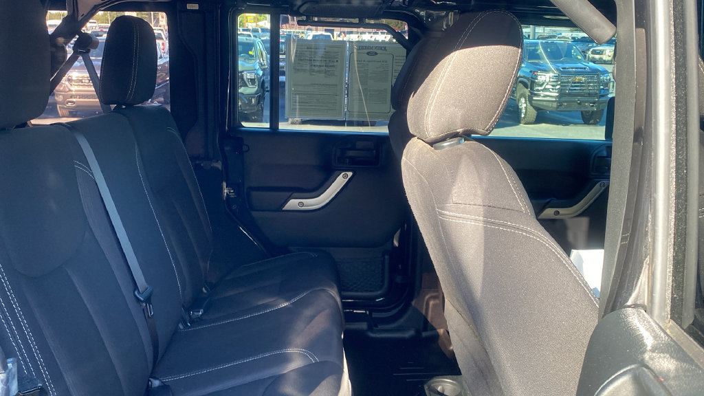 Used 2018 Jeep Wrangler Unlimited Sahara w/ Connectivity Group AWD/4WD image 13