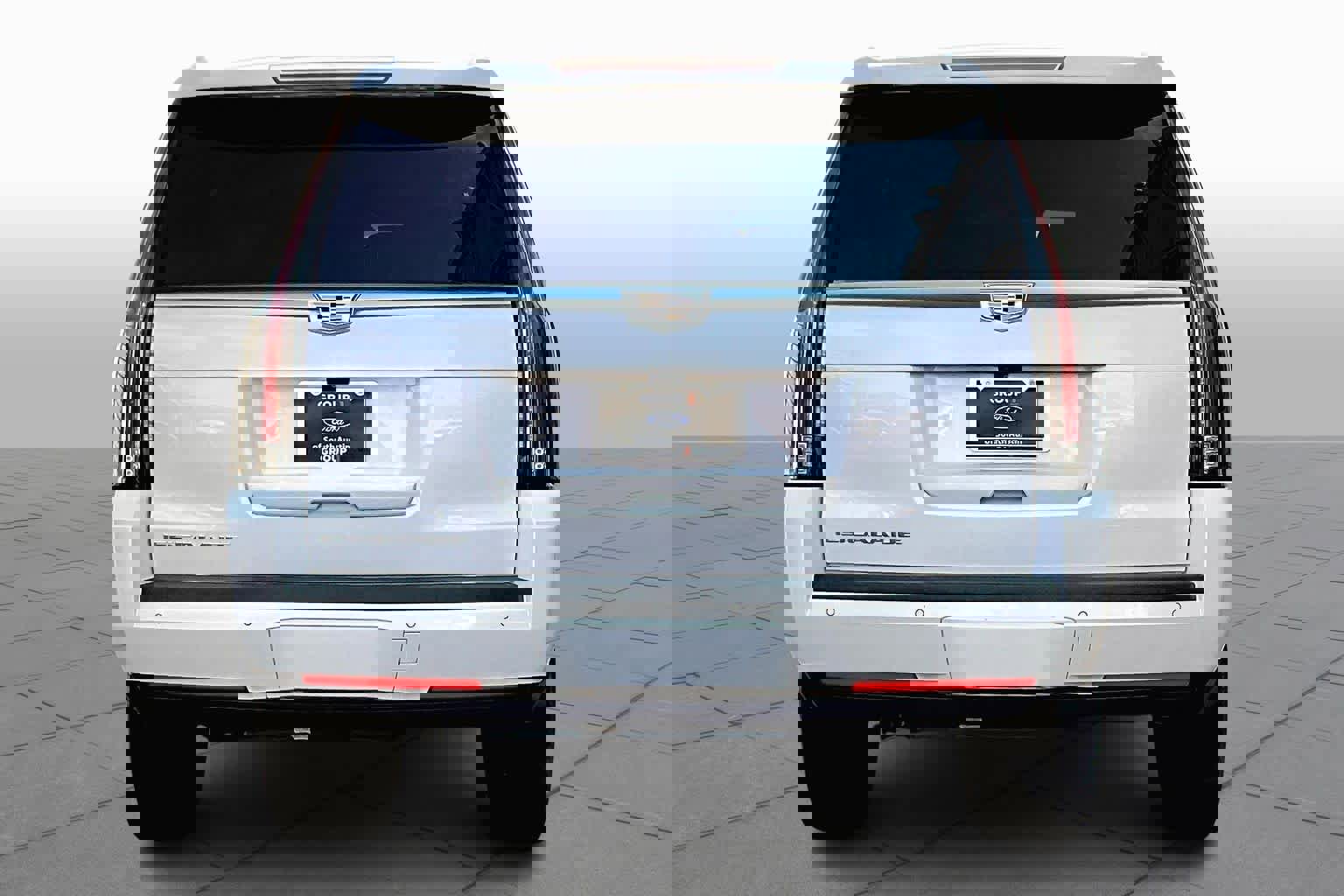 Used 2018 Cadillac Escalade Luxury image 4