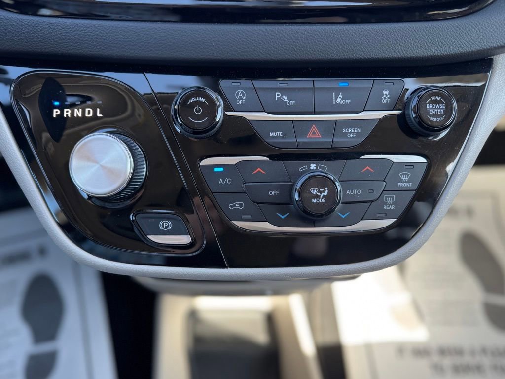 Used 2023 Chrysler Pacifica Touring-L image 24