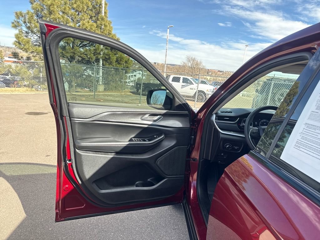 Used 2023 Jeep Grand Cherokee L Laredo image 14