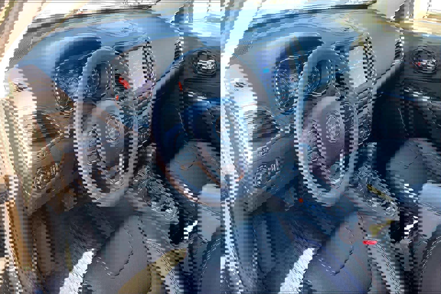 Used 2022 Jeep Cherokee Latitude Lux w/ Mopar Interior Package image 17