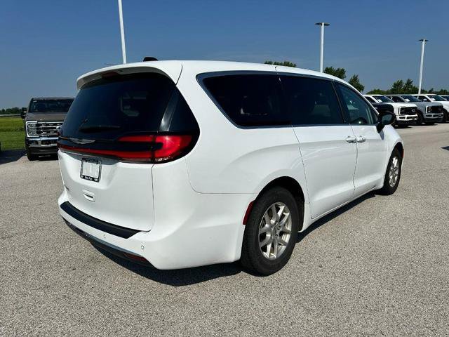 Used 2024 Chrysler Pacifica Touring-L FWD image 6