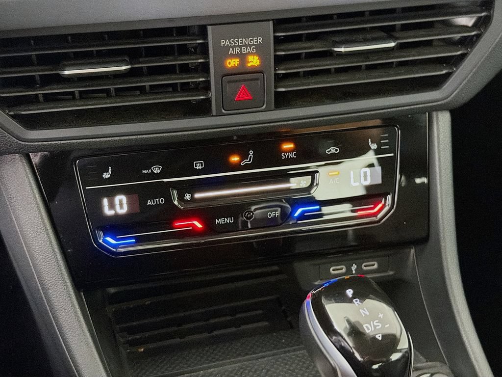 Used 2025 Volkswagen Jetta SE FWD image 18