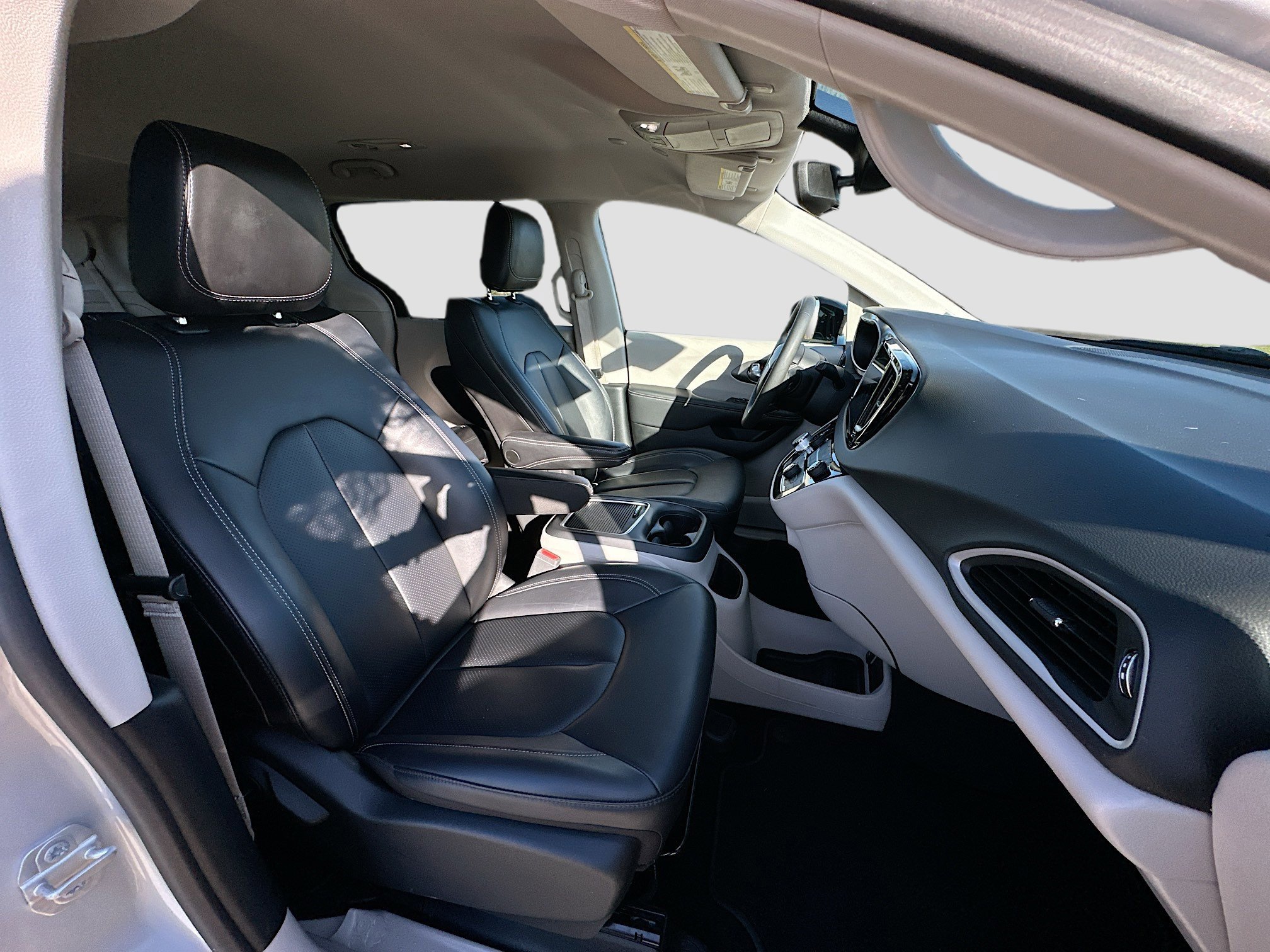 Used 2024 Chrysler Pacifica Touring-L image 26