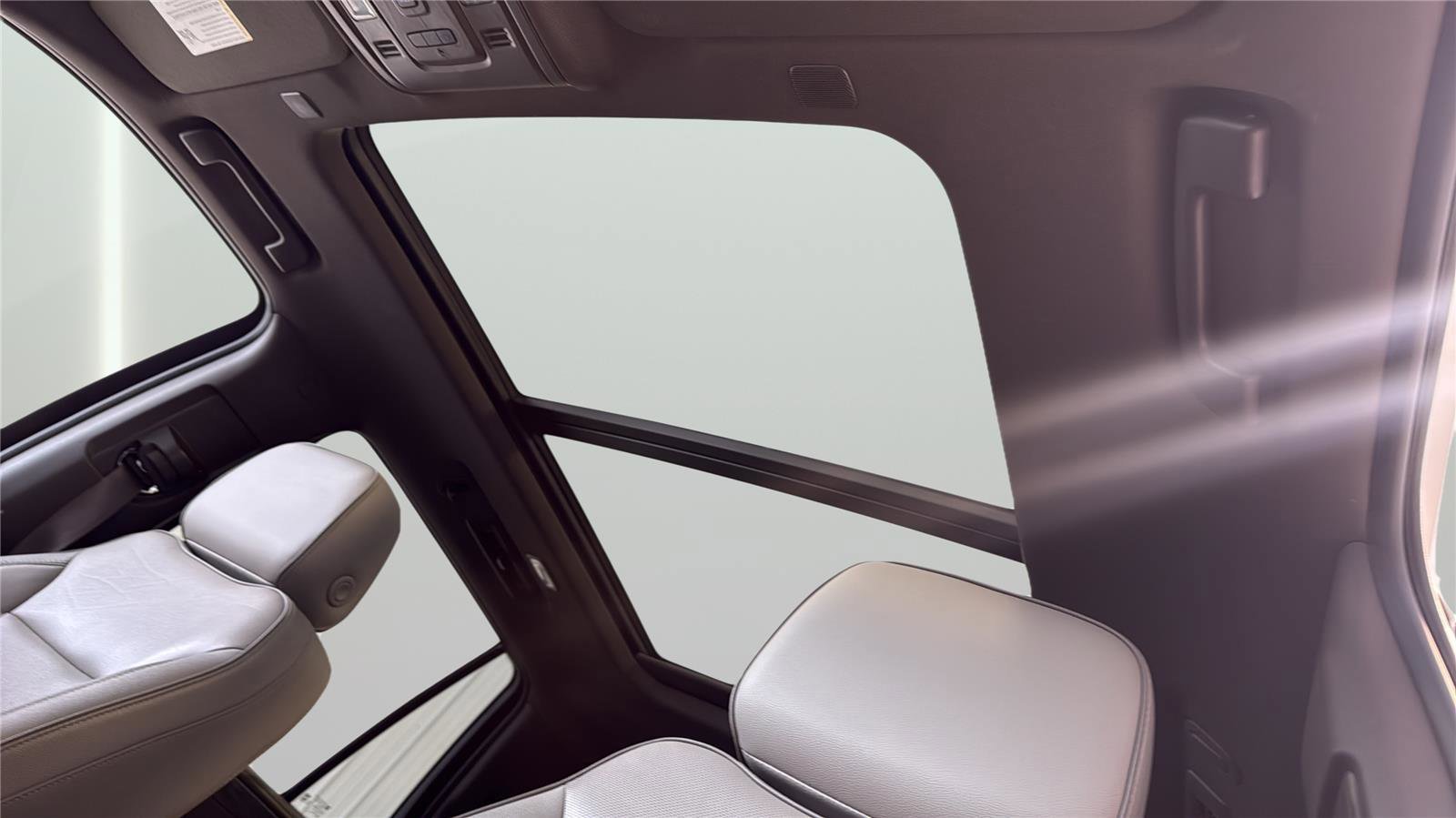 Used 2021 GMC Yukon SLT w/ SLT Premium Package image 17