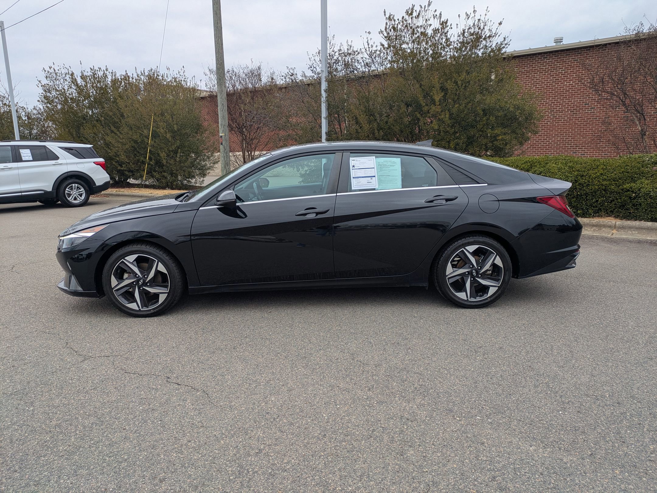 Used 2021 Hyundai Elantra SEL w/ Convenience + Premium Package image 2