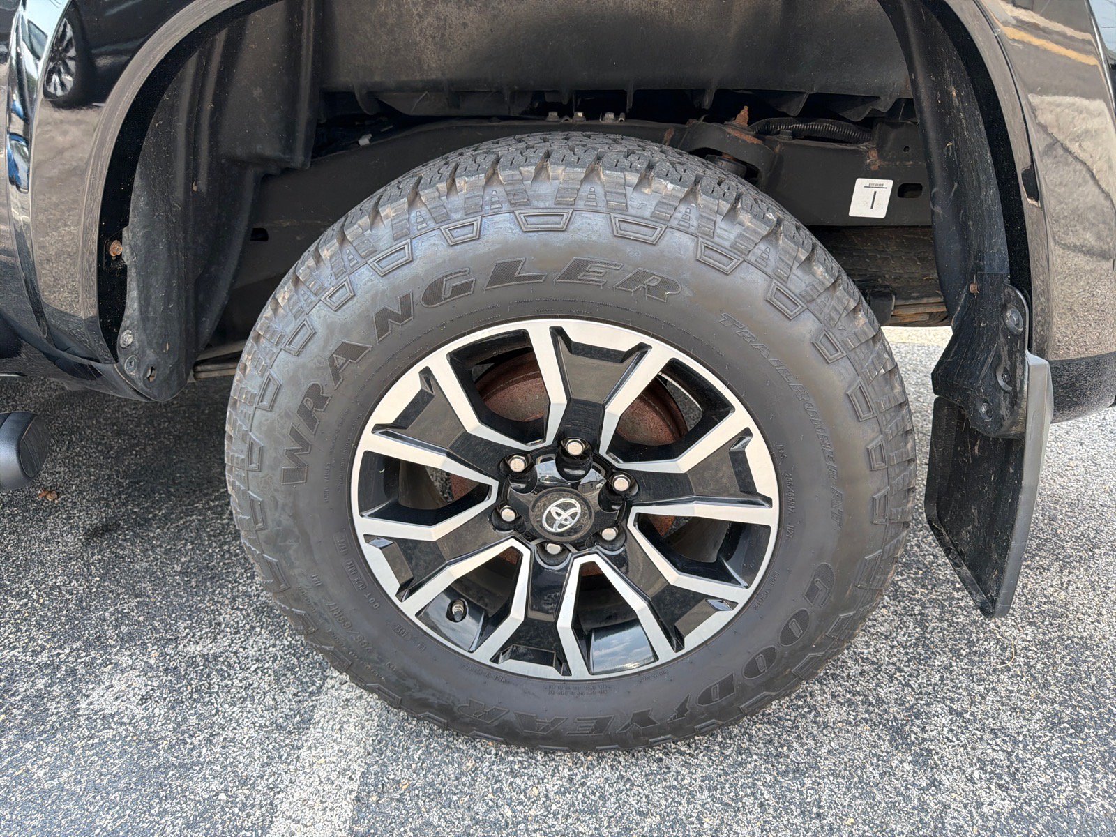 Used 2020 Toyota Tacoma TRD Sport w/ TRD Premium Sport Package AWD/4WD image 8