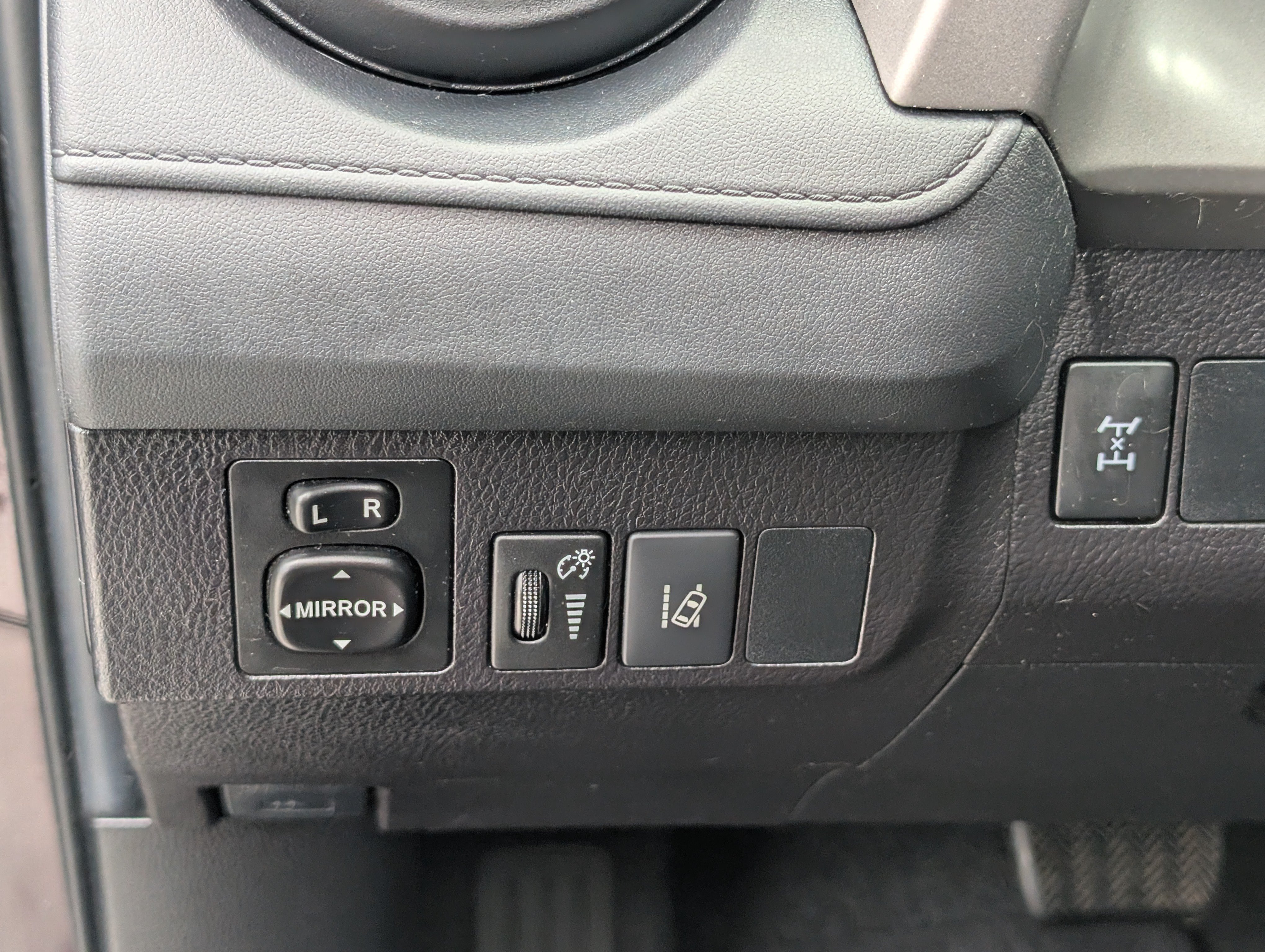 Used 2018 Toyota RAV4 LE w/ Carpet Mat Package AWD/4WD image 20