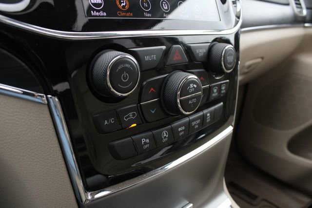 Used 2020 Jeep Grand Cherokee Limited AWD/4WD image 17