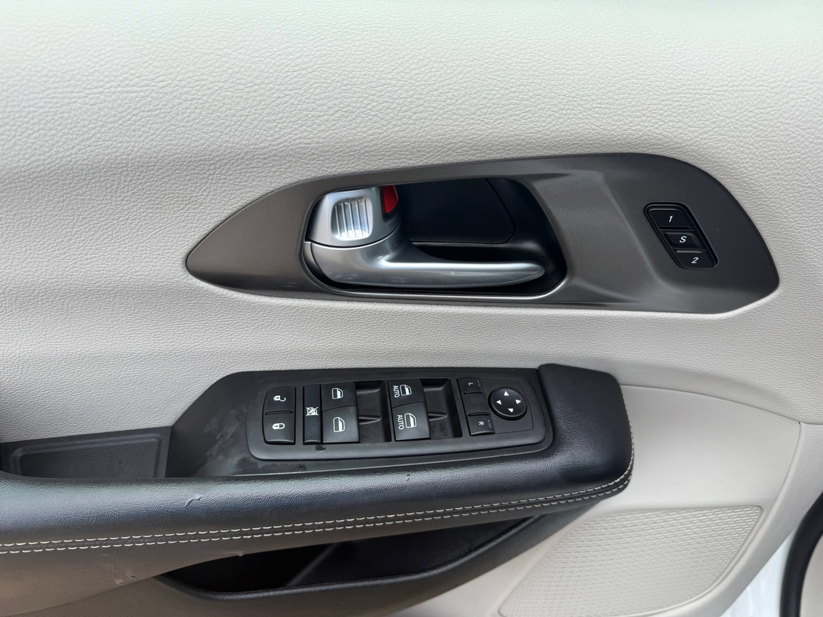 Used 2024 Chrysler Pacifica Touring-L FWD image 14
