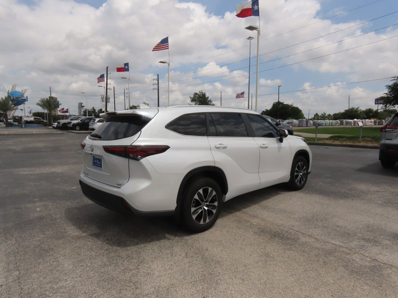 Used 2024 Toyota Highlander XLE FWD image 5