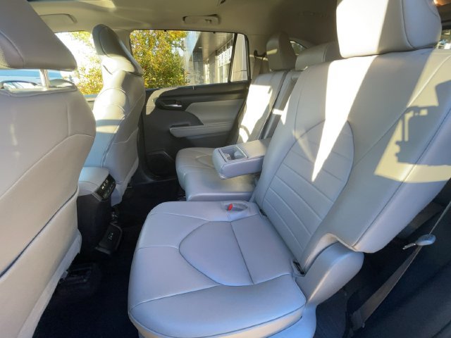 Used 2024 Toyota Highlander XLE AWD/4WD image 39