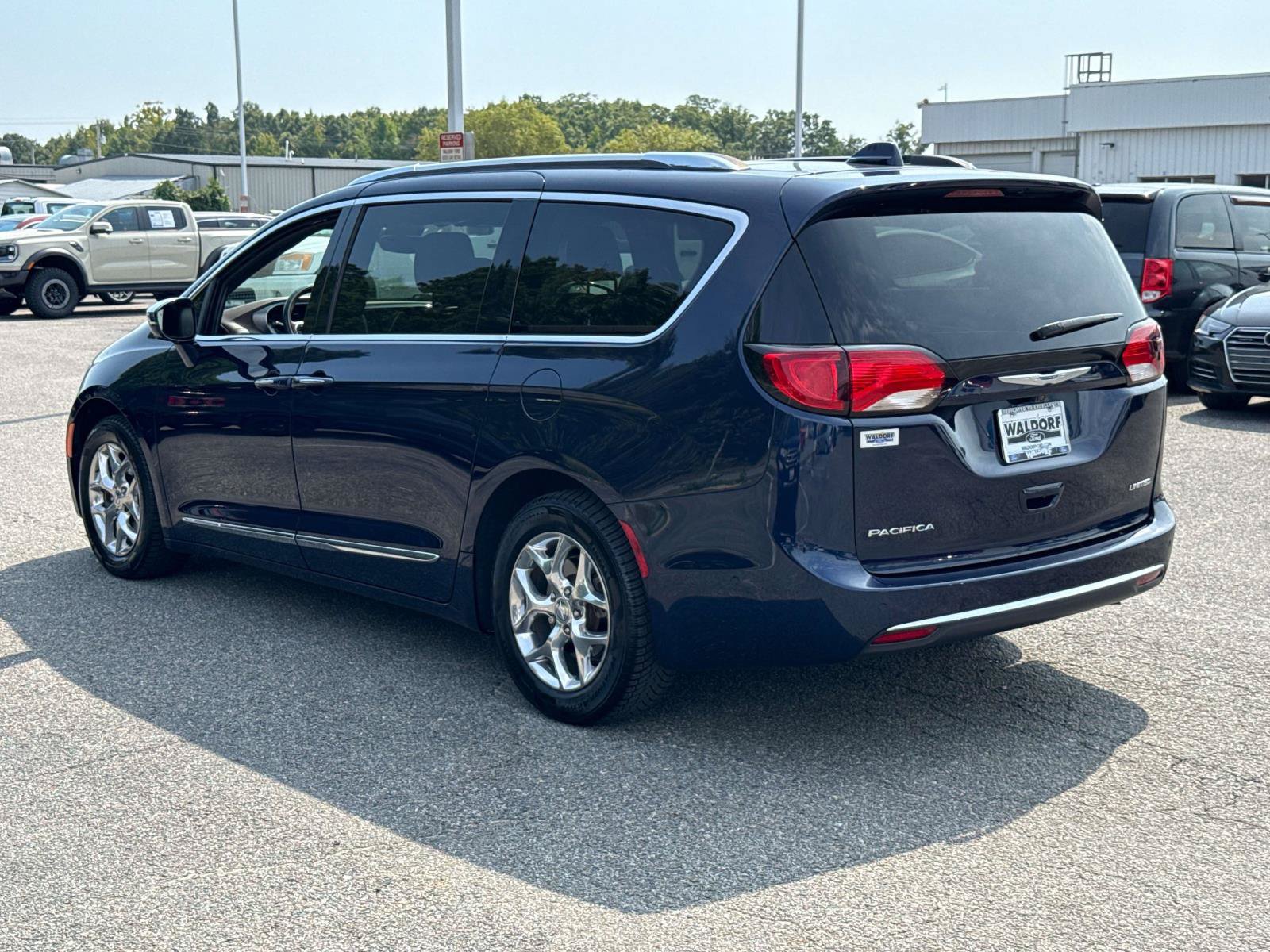 Used 2020 Chrysler Pacifica Limited w/ Advanced Safetytec Group FWD image 4