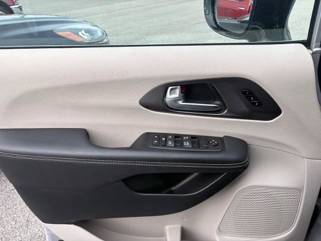 Used 2024 Chrysler Pacifica Touring-L image 21