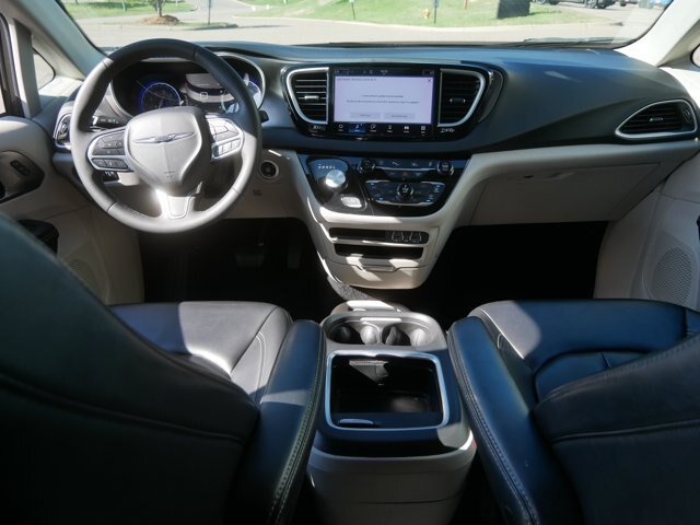 Used 2023 Chrysler Pacifica Touring-L FWD image 19