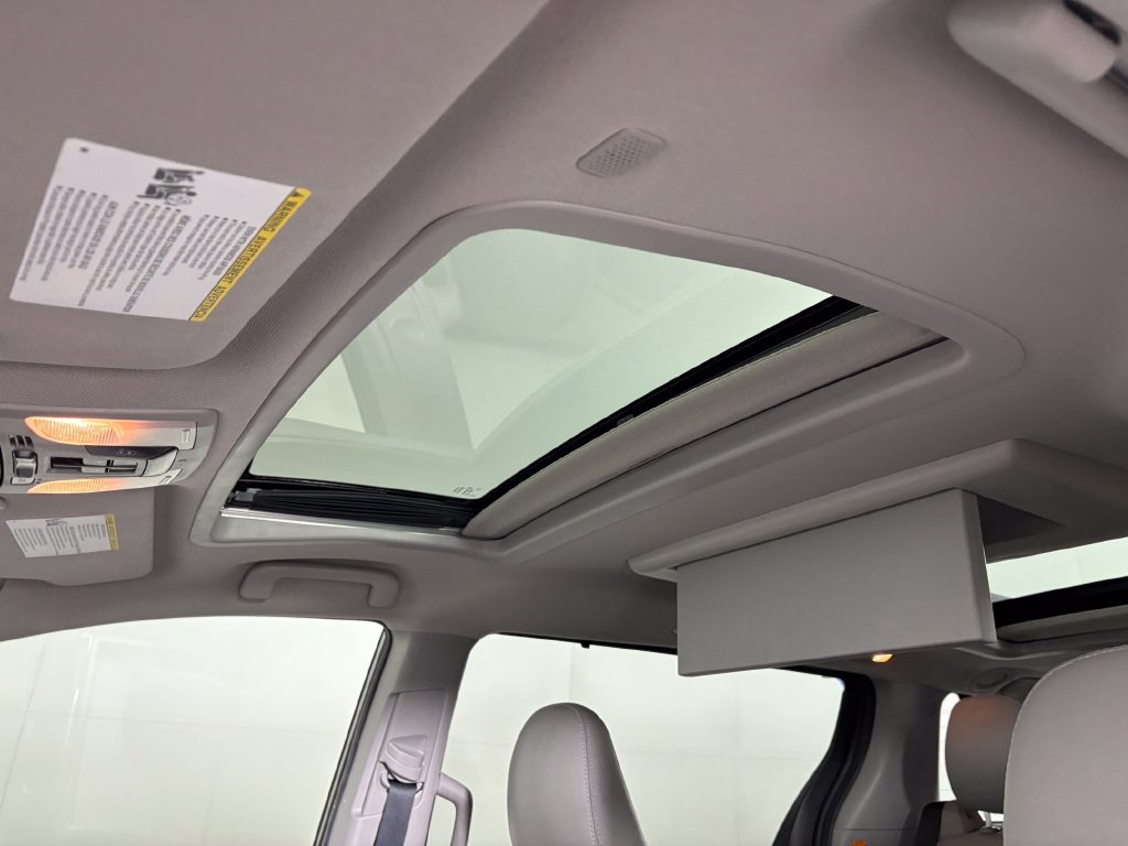 Used 2020 Toyota Sienna Limited Premium w/ Carpet Mat Package FWD image 25