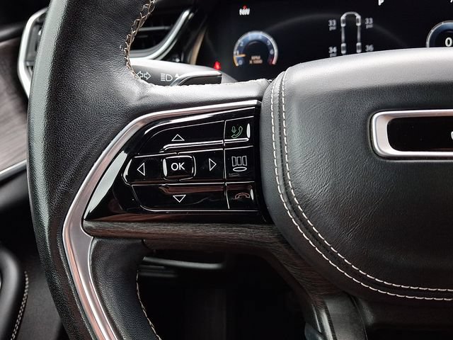 Used 2022 Jeep Grand Cherokee Overland w/ Luxury Tech Group IV AWD/4WD image 24