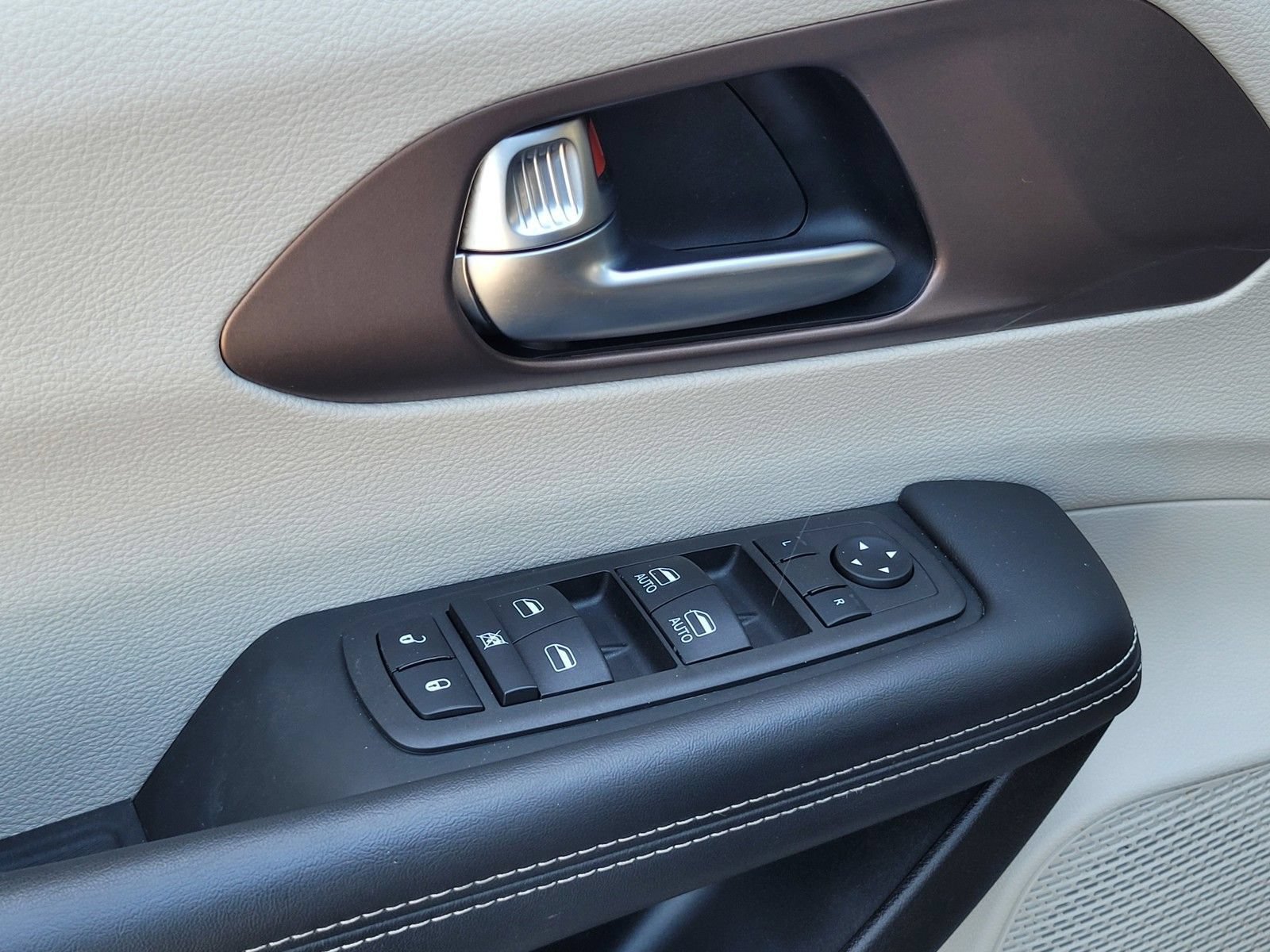 Used 2024 Chrysler Voyager LX FWD image 17