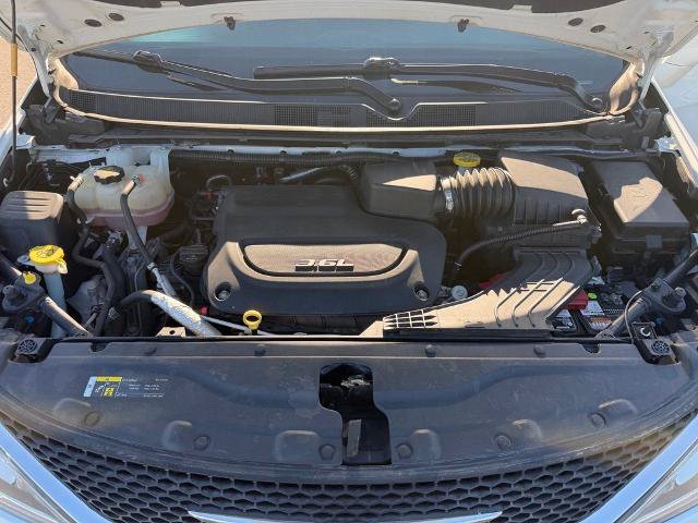 Used 2018 Chrysler Pacifica Touring-L FWD image 21