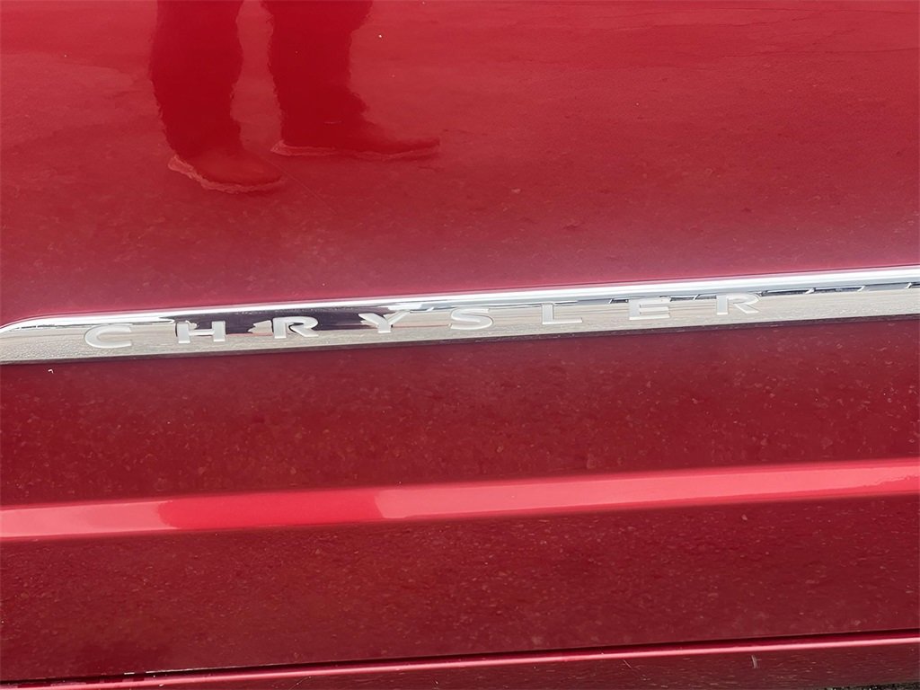 Used 2016 Chrysler Town & Country Touring image 10