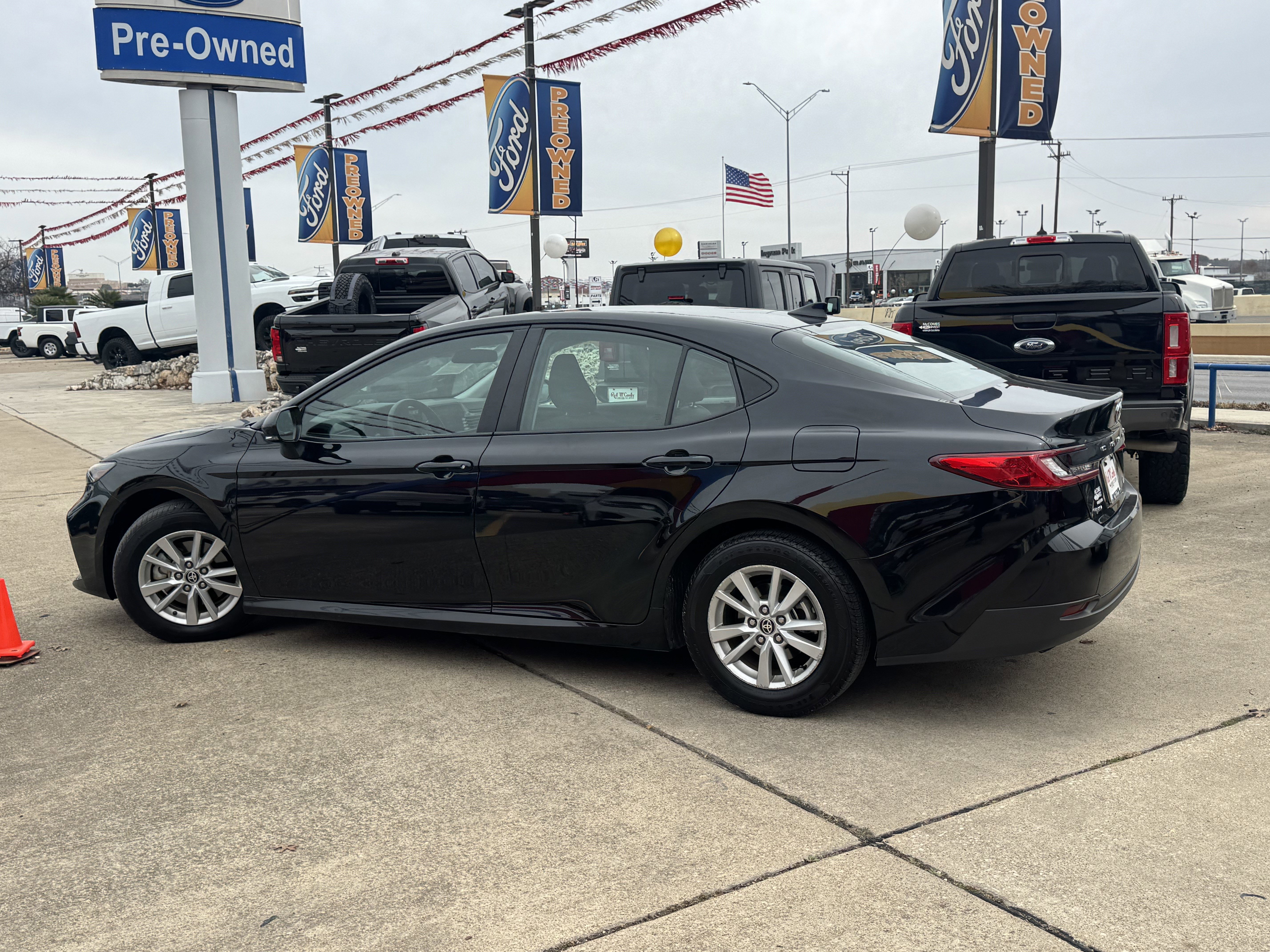 Used 2025 Toyota Camry LE image 5