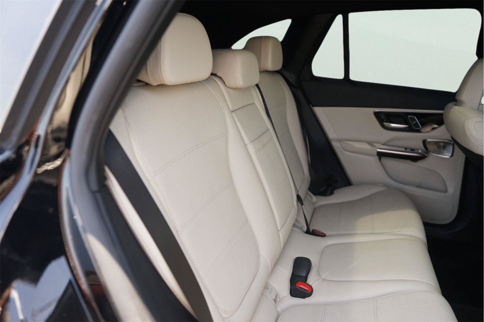 Used 2025 Mercedes-Benz GLC 350e 4MATIC image 17
