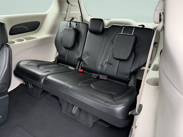 Used 2024 Chrysler Pacifica Touring-L FWD image 8