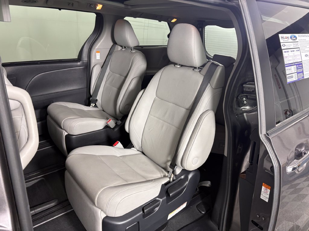 Used 2020 Toyota Sienna Limited Premium w/ Carpet Mat Package FWD image 28