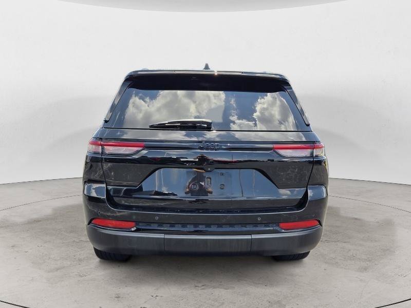 Used 2022 Jeep Grand Cherokee Altitude RWD image 4