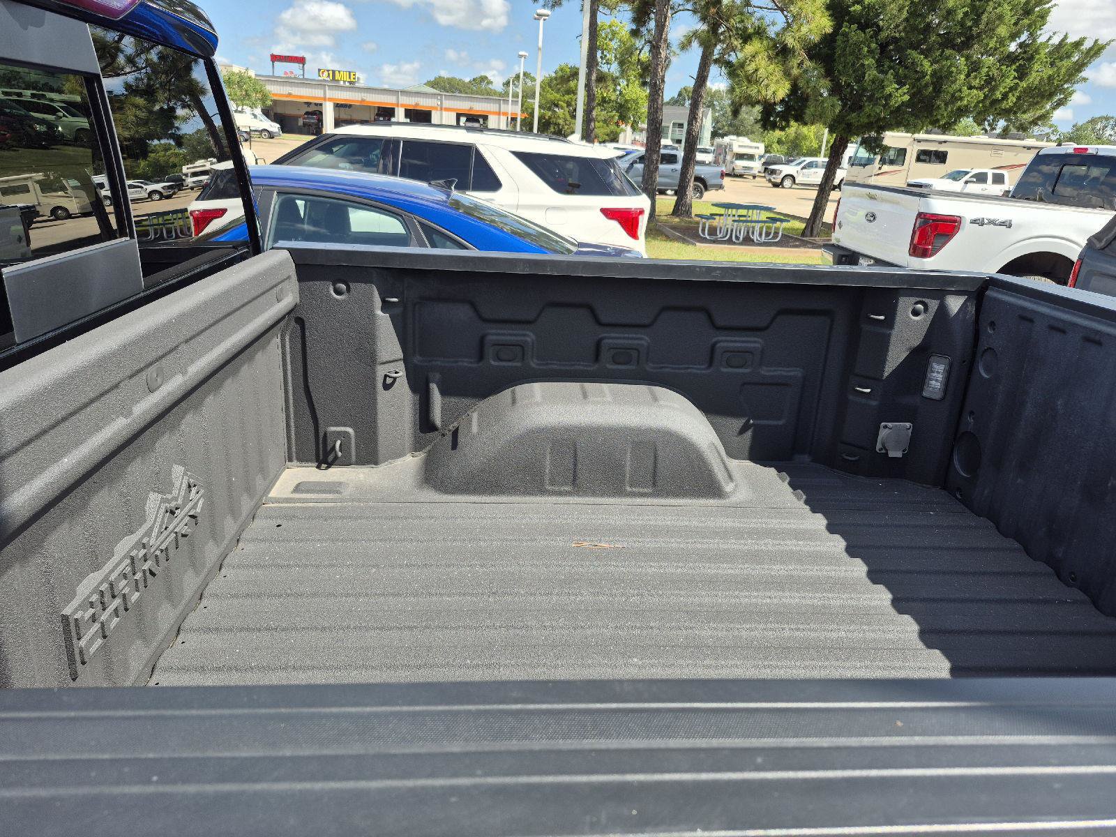 Used 2023 Chevrolet Silverado 1500 High Country w/ Technology Package AWD/4WD image 15