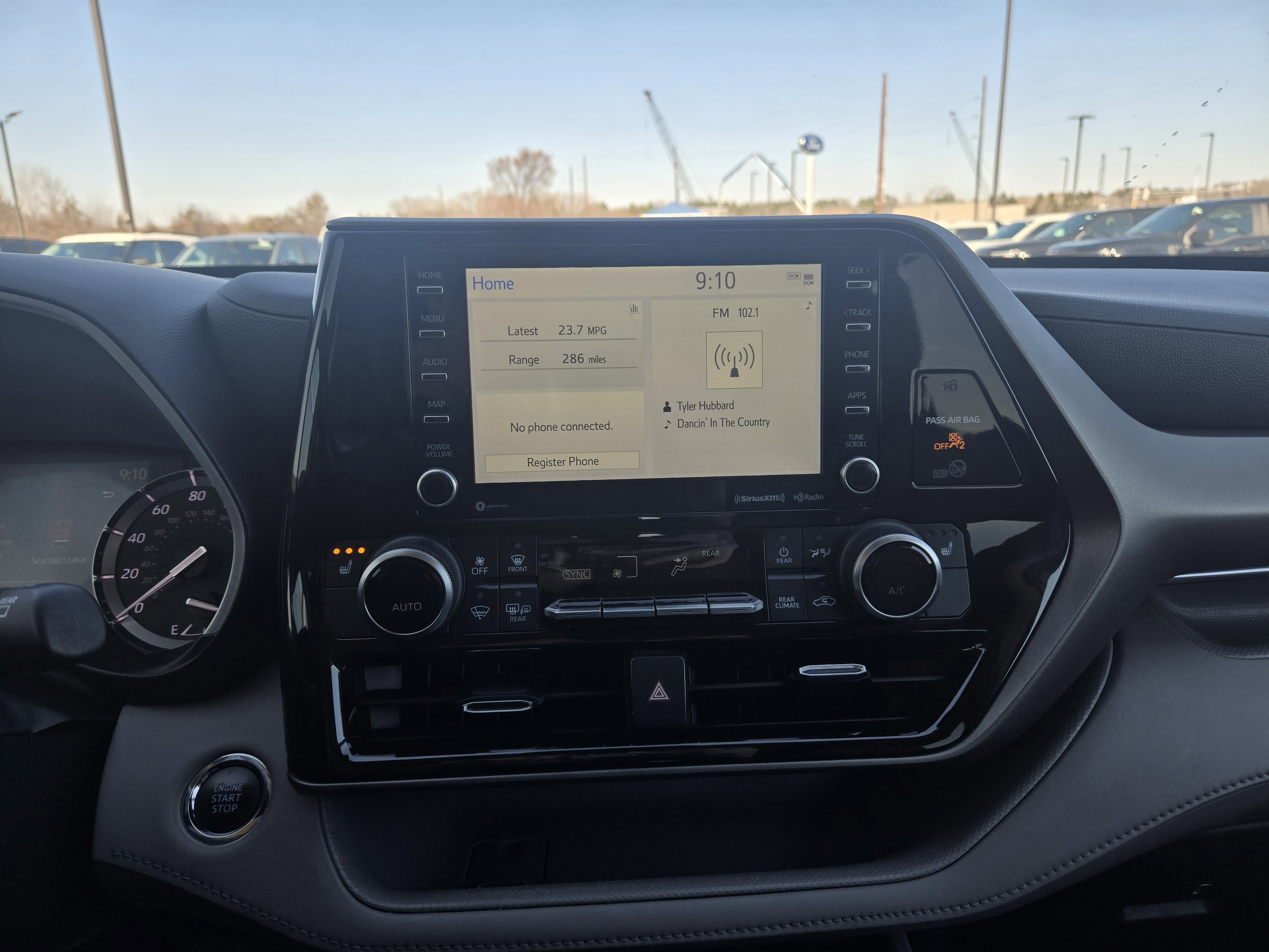 Used 2022 Toyota Highlander XLE AWD/4WD image 23