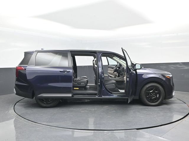 Used 2025 Kia Carnival FWD image 31