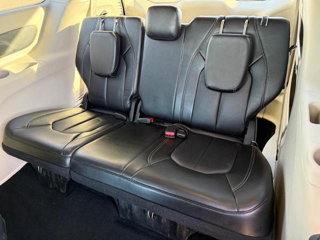 Used 2024 Chrysler Pacifica Touring-L image 10
