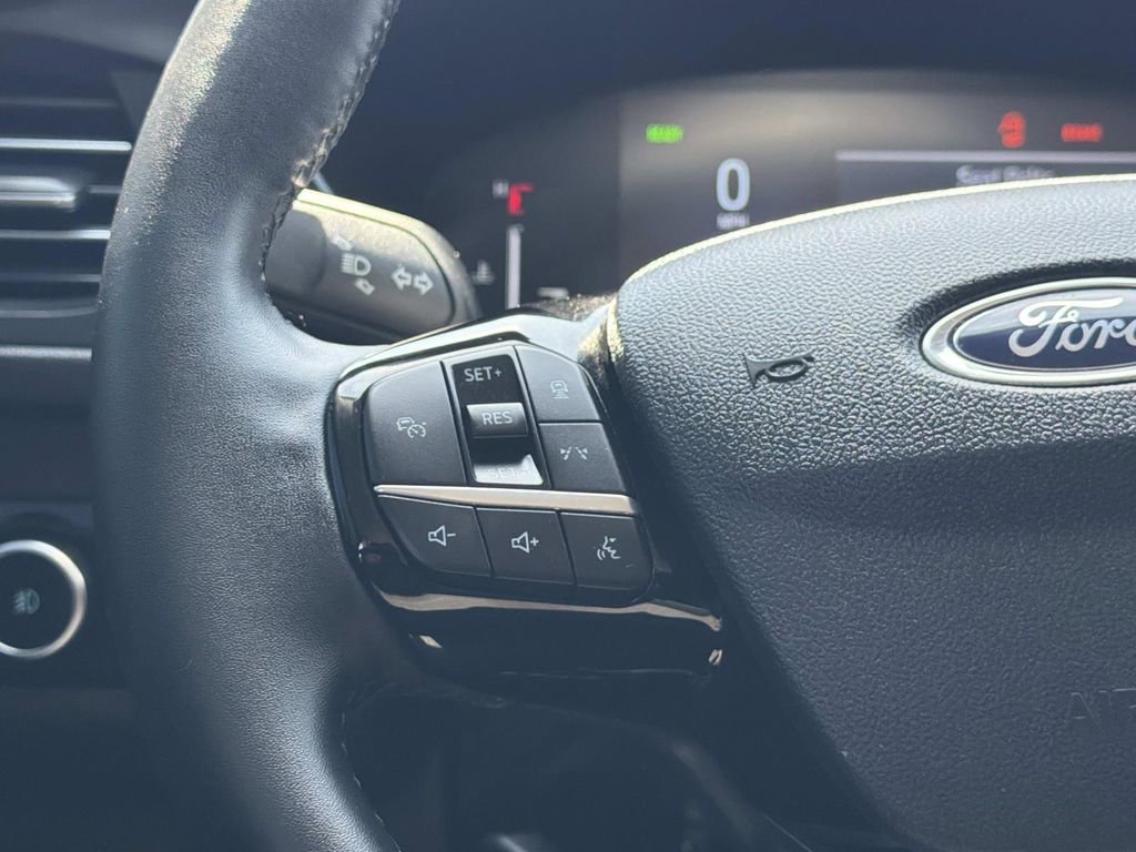Certified 2025 Ford Escape SE FWD image 12