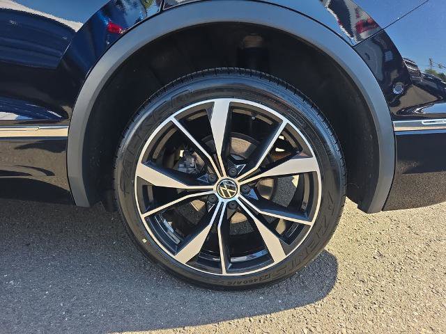 Used 2022 Volkswagen Tiguan SEL R-Line AWD/4WD image 11