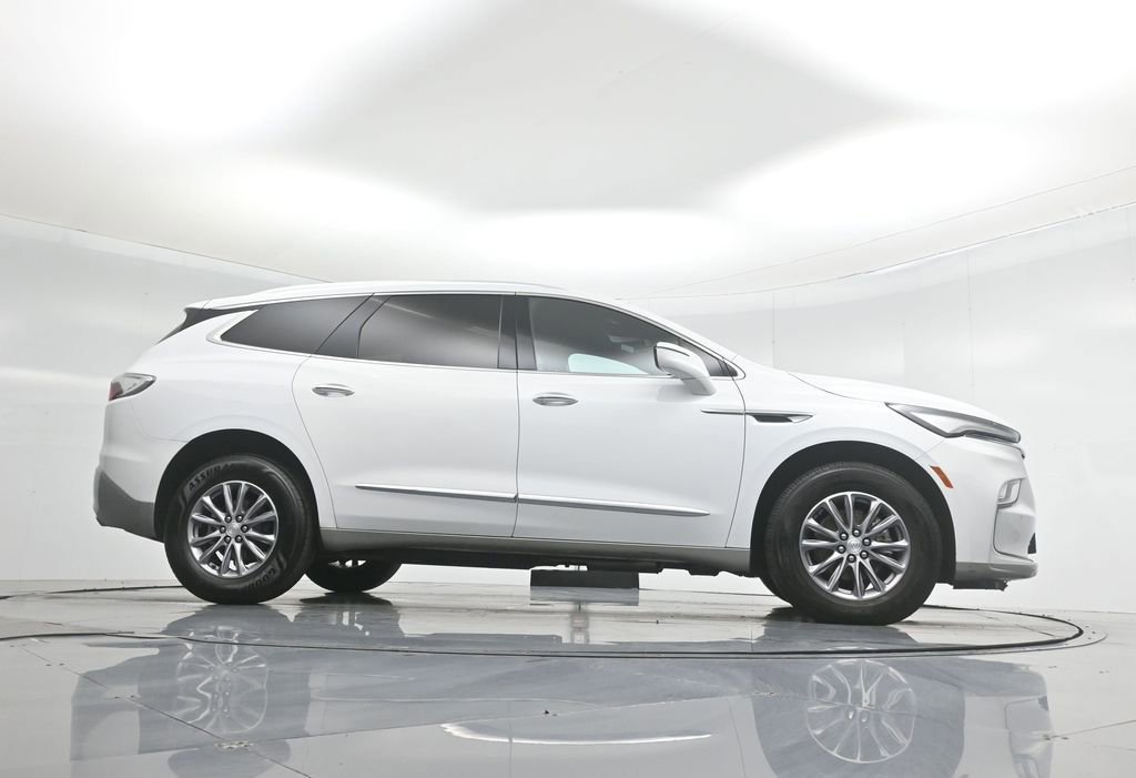Used 2022 Buick Enclave Essence image 9