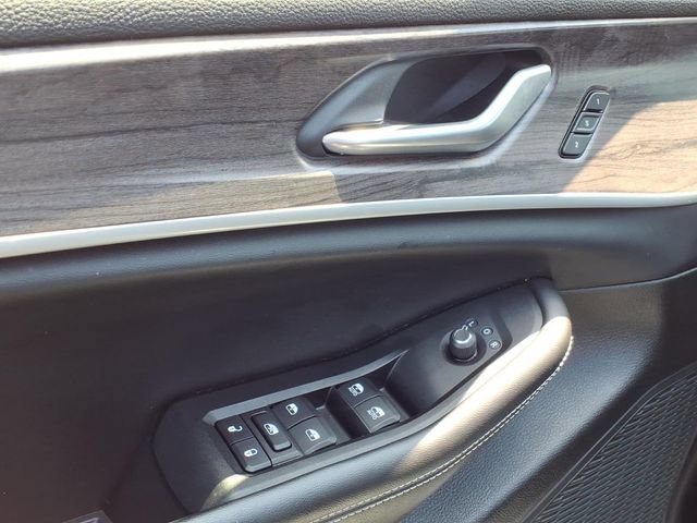 Used 2024 Jeep Grand Cherokee L Limited AWD/4WD image 17