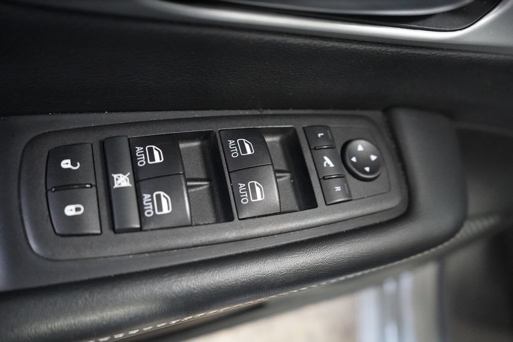 Used 2025 Chrysler Pacifica Limited FWD image 31