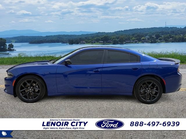 Used 2022 Dodge Charger SXT w/ Blacktop Package RWD image 6