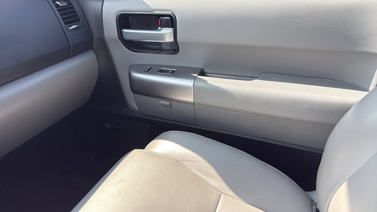 Used 2021 Toyota Sequoia Limited w/ Safety & Convenience Package AWD/4WD image 23