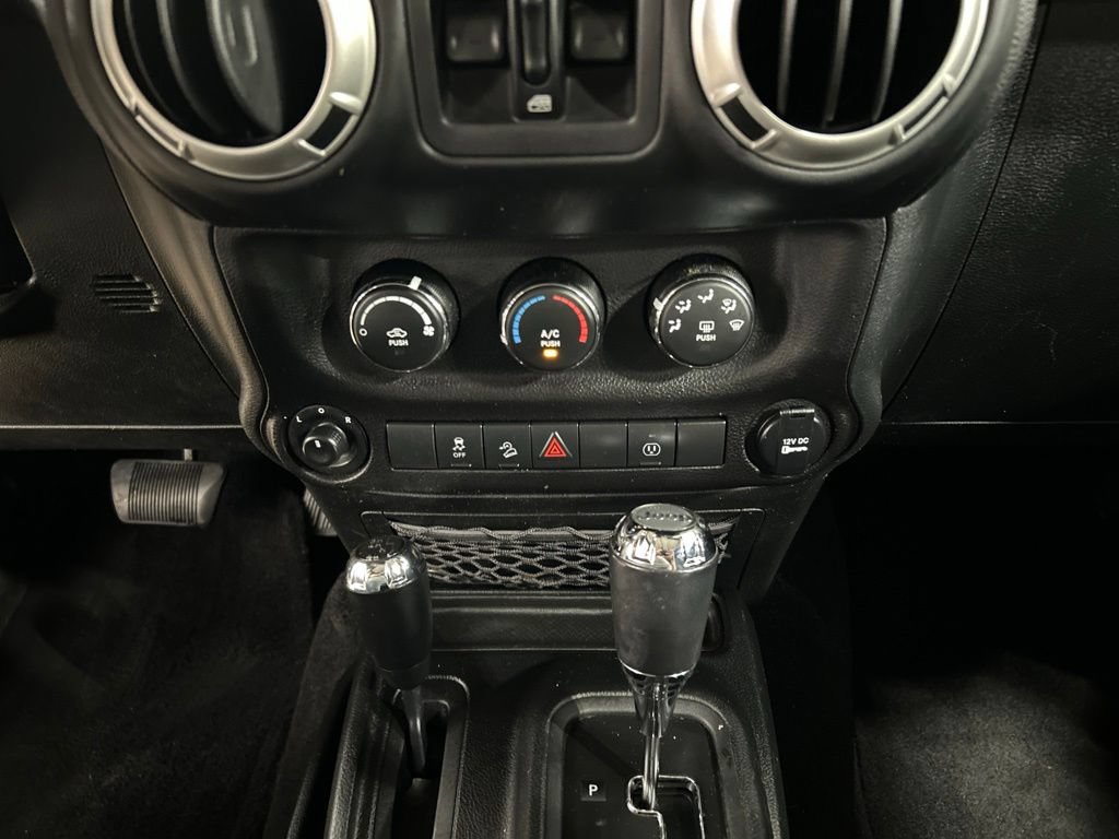 Used 2017 Jeep Wrangler Unlimited Sahara w/ Connectivity Group AWD/4WD image 18