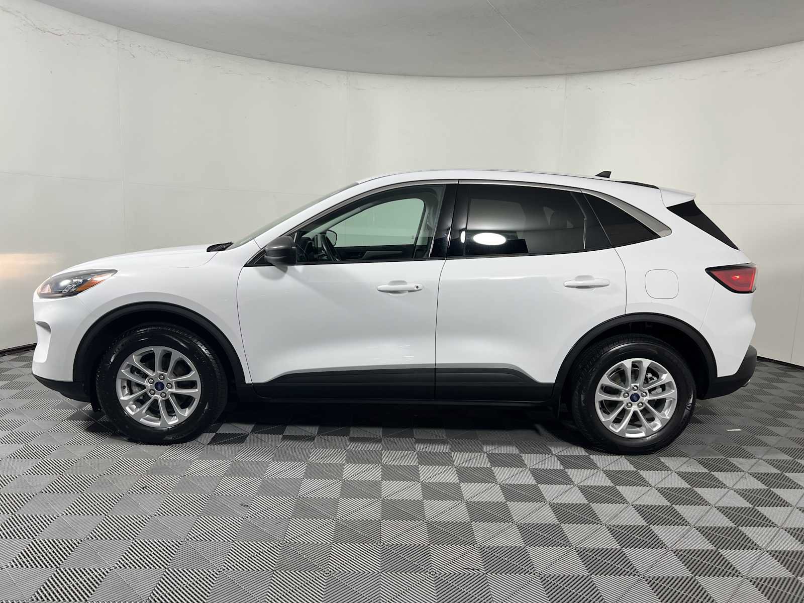 Certified 2022 Ford Escape SE w/ Cold Weather Package AWD/4WD image 7