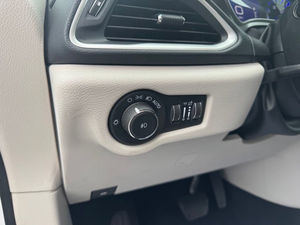 Used 2022 Chrysler Pacifica Touring-L FWD image 4