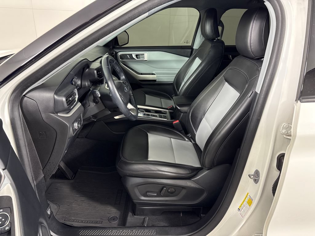 Certified 2022 Ford Explorer XLT w/ Equipment Group 202A RWD image 30