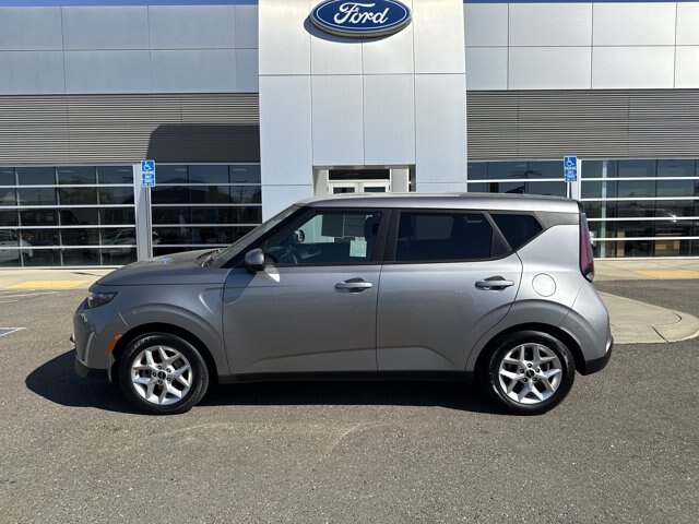 Used 2024 Kia Soul LX w/ Option Group 015 FWD image 2