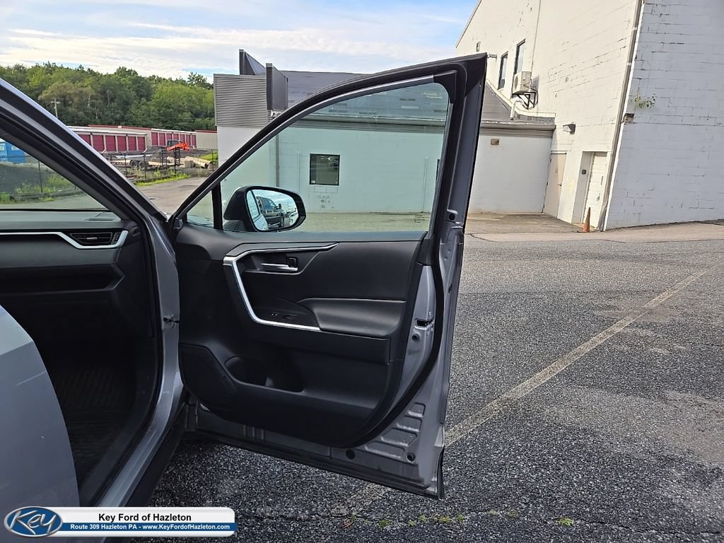 Used 2021 Toyota RAV4 XLE Premium AWD/4WD image 17