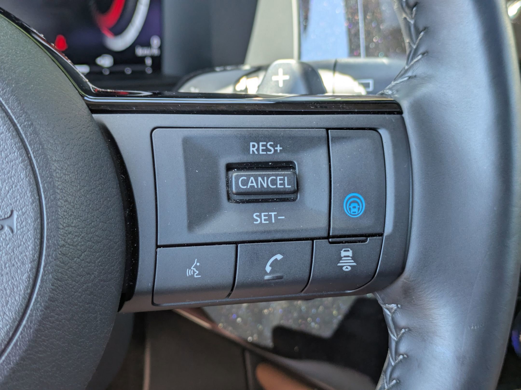 Used 2024 Nissan Pathfinder Platinum w/ Black Appearance Package FWD image 17