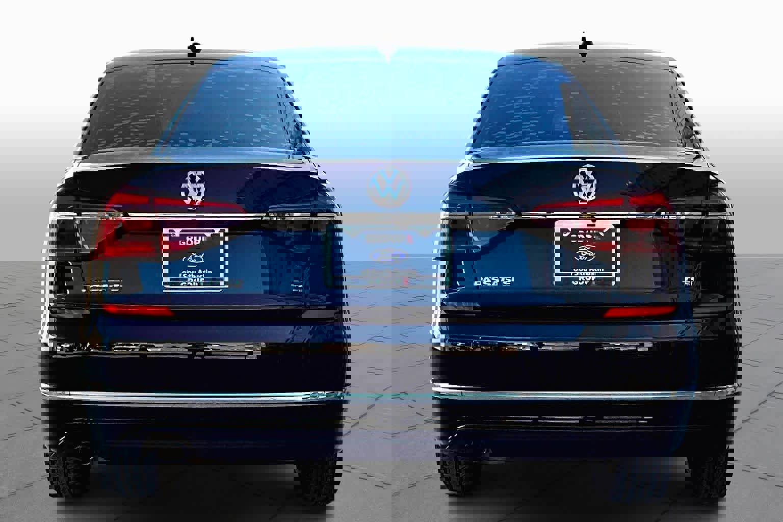 Used 2018 Volkswagen Passat 2.0T SE image 2