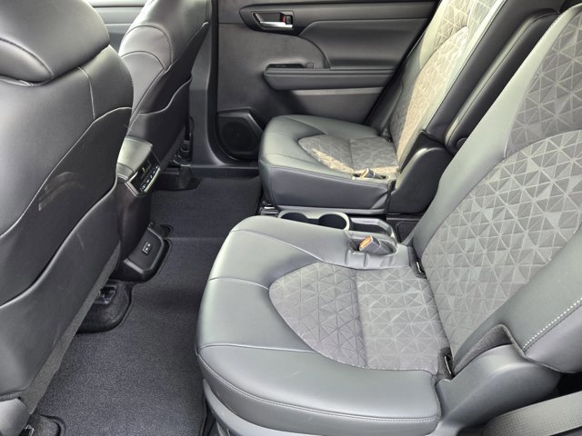 Used 2024 Toyota Highlander XLE image 28