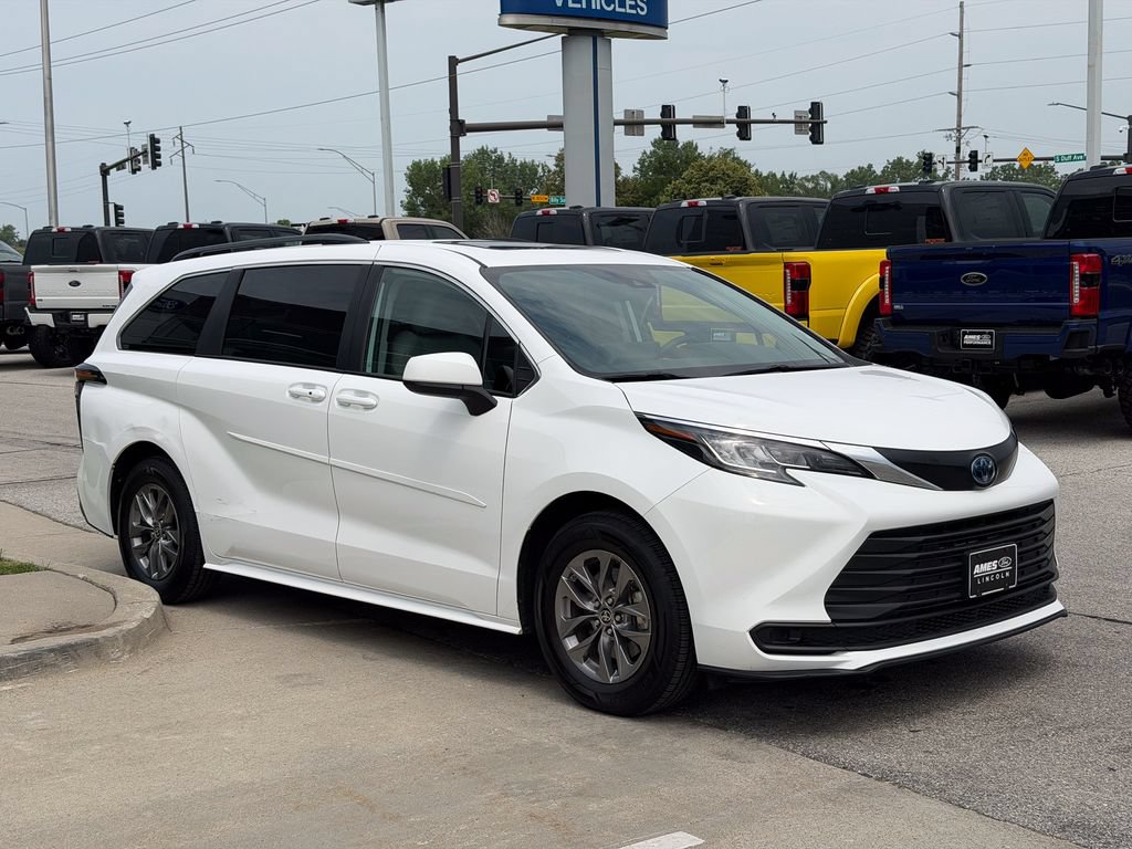 Used 2023 Toyota Sienna LE w/ LE Plus Package FWD image 7